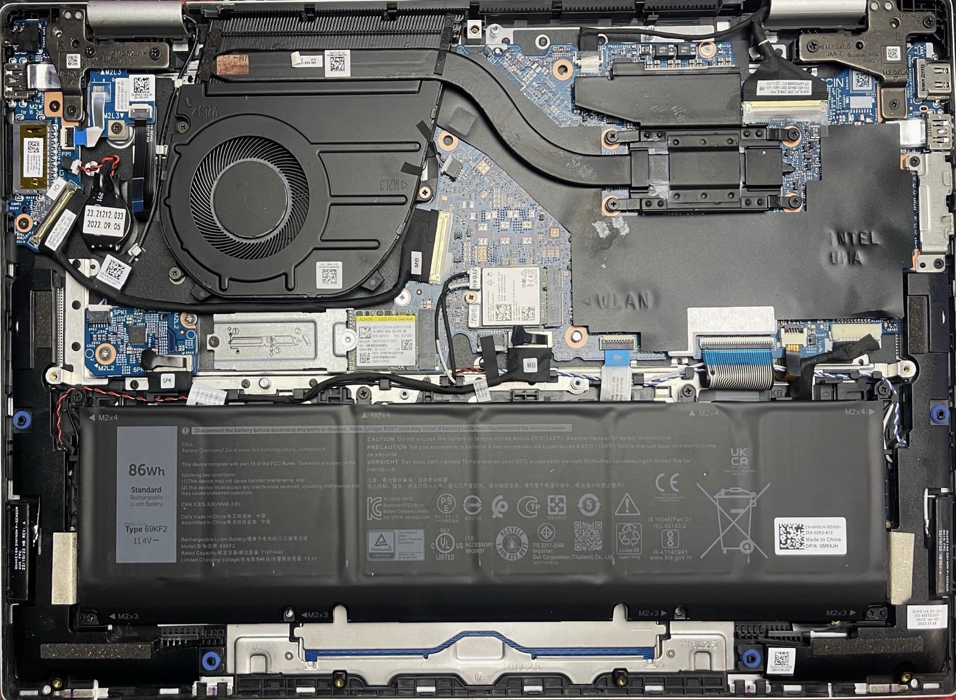 Internals of the Dell Inspiron 16 7630 (Image via Sportskeeda)