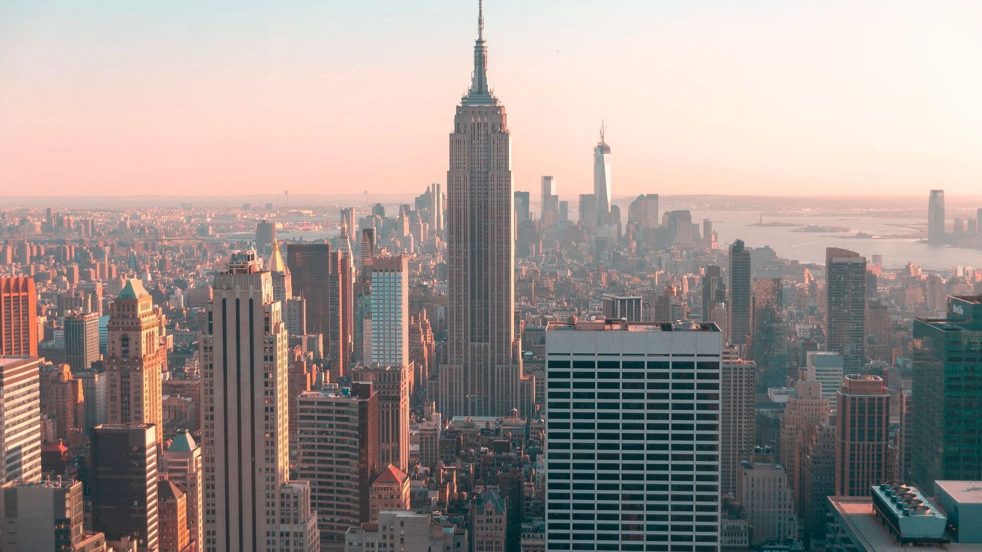 The broadcast will be streamed from The Empire State Building (Image via Roberto Vivancos on Pexels)