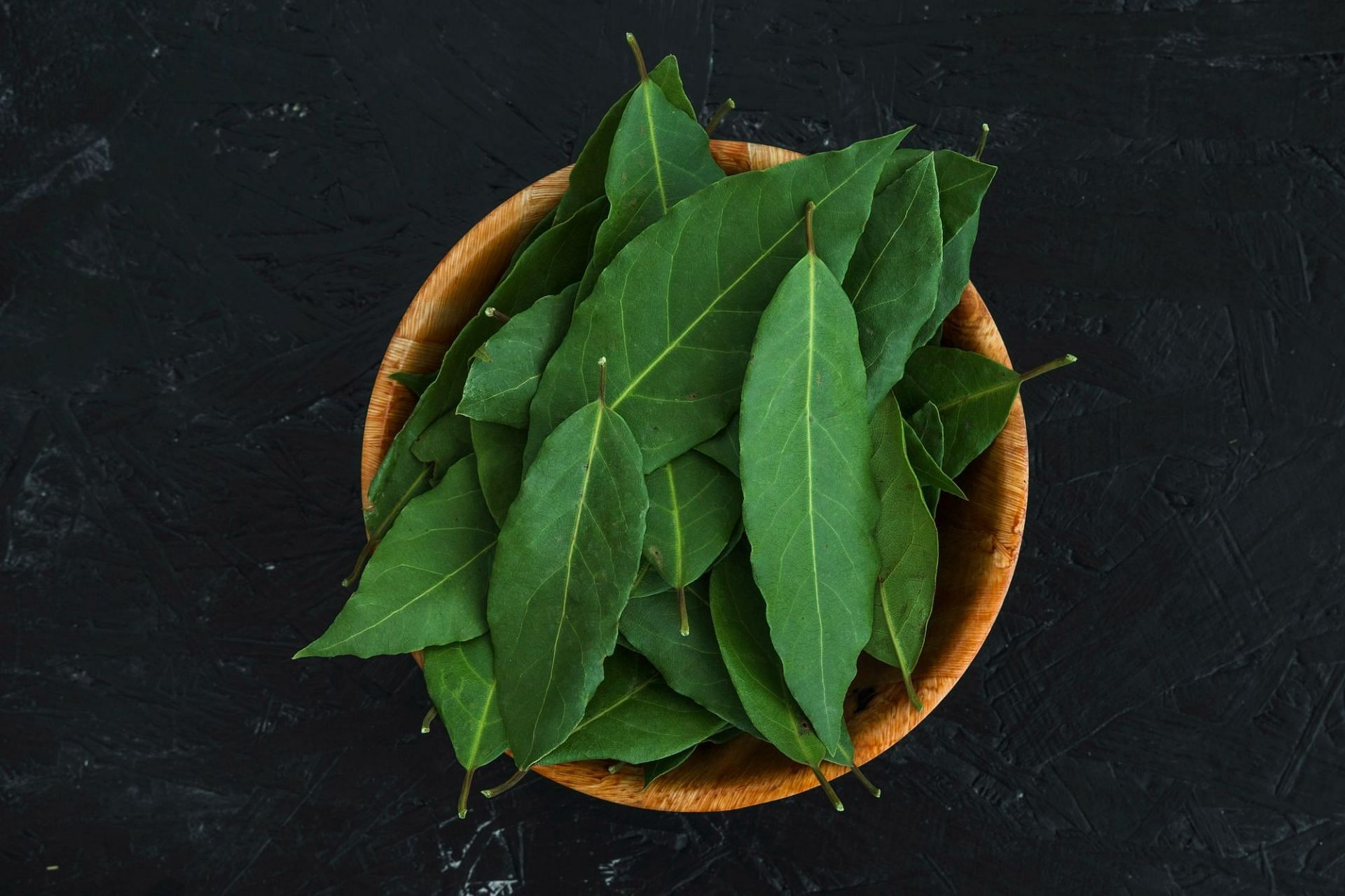 Burning bay leaves (Image by Freepik)