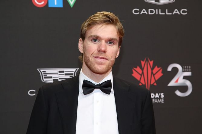 Connor McDavid has priceless reaction after being asked question comparing Jack Hughes to Wayne Gretzky