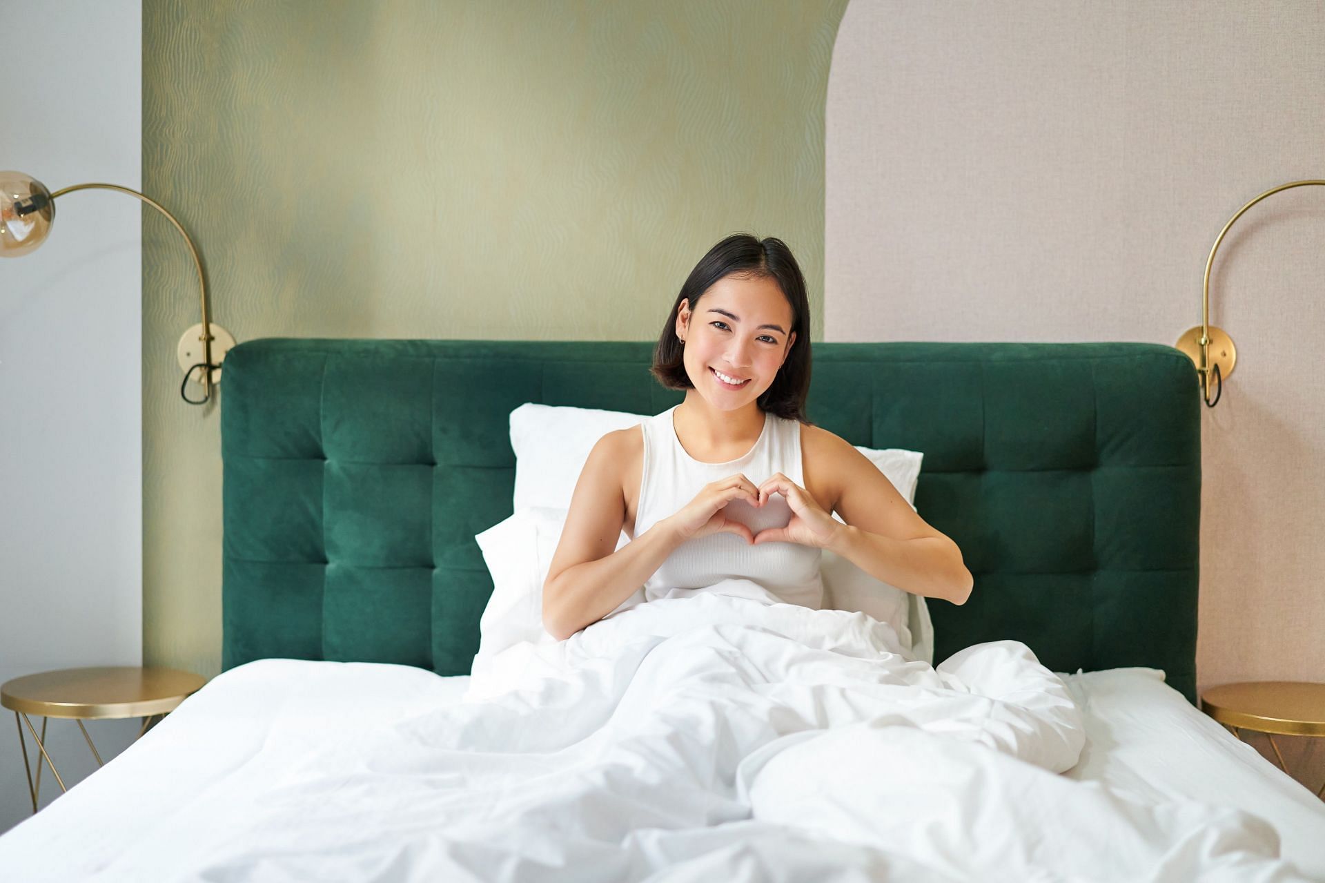 Here is how making your bed every morning is linked to better returns on your health. (Image via Vecteezy/ Mix and Match Studio)