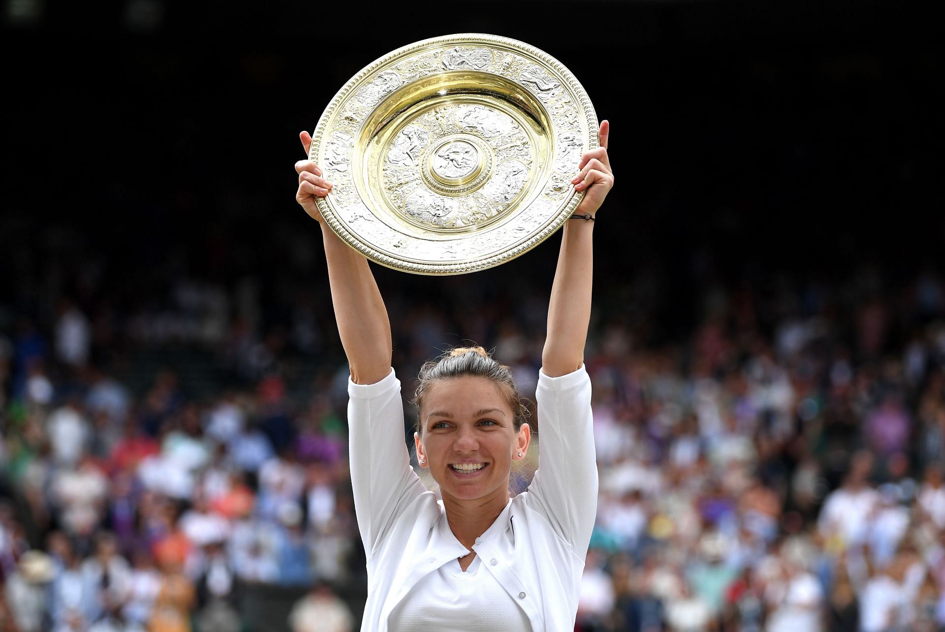 Simona Halep with the 2019 Wimbledon winner&#039;s plate
