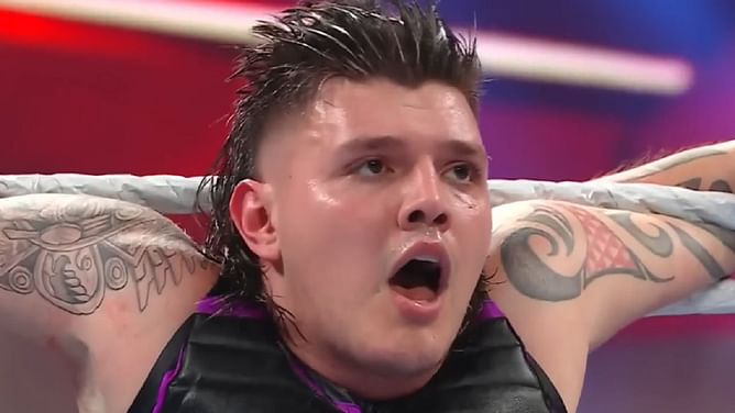 [WATCH] Dominik Mysterio carried out to the back at WWE live event