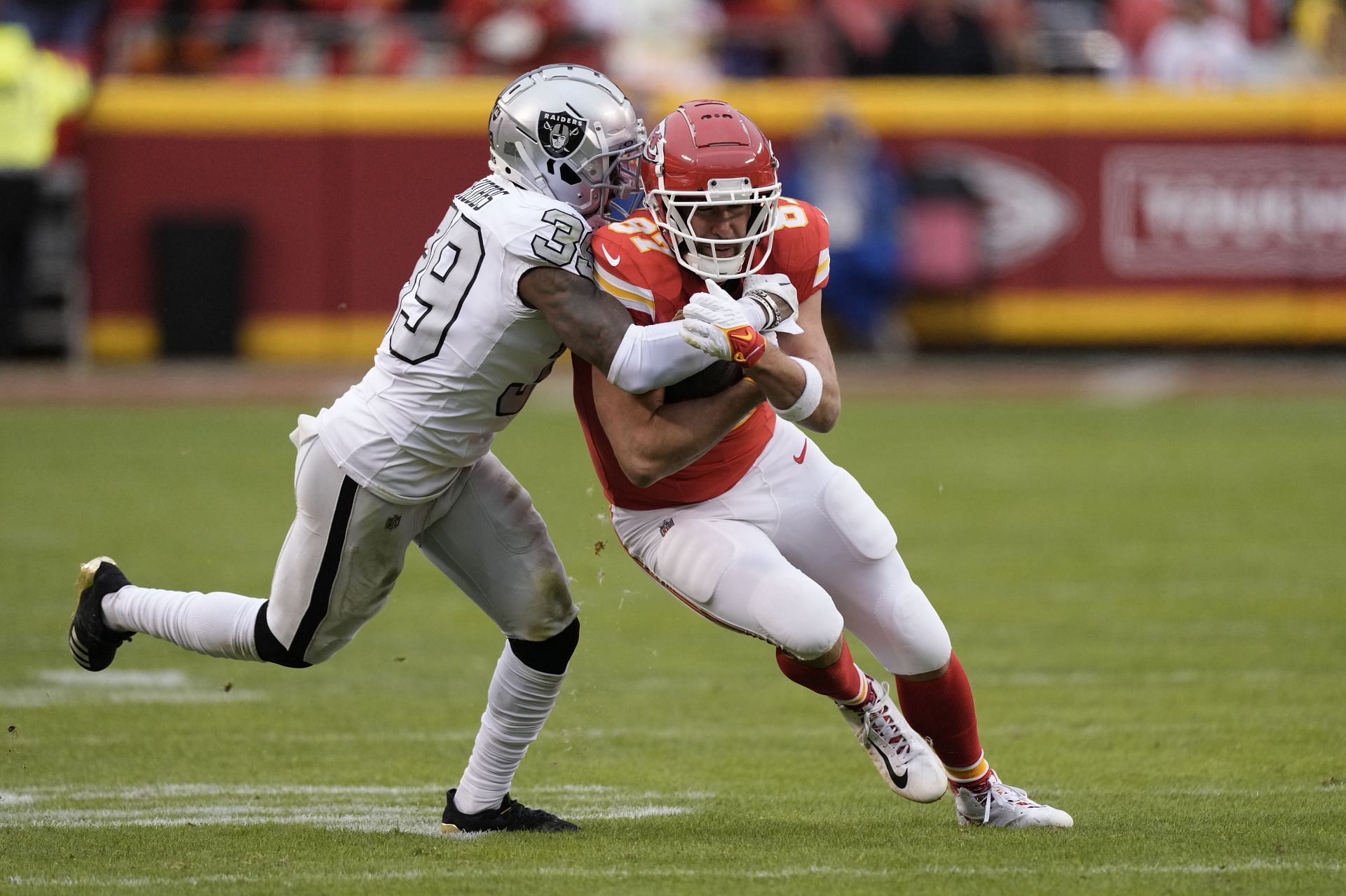 Travis Kelce in action against the Raiders