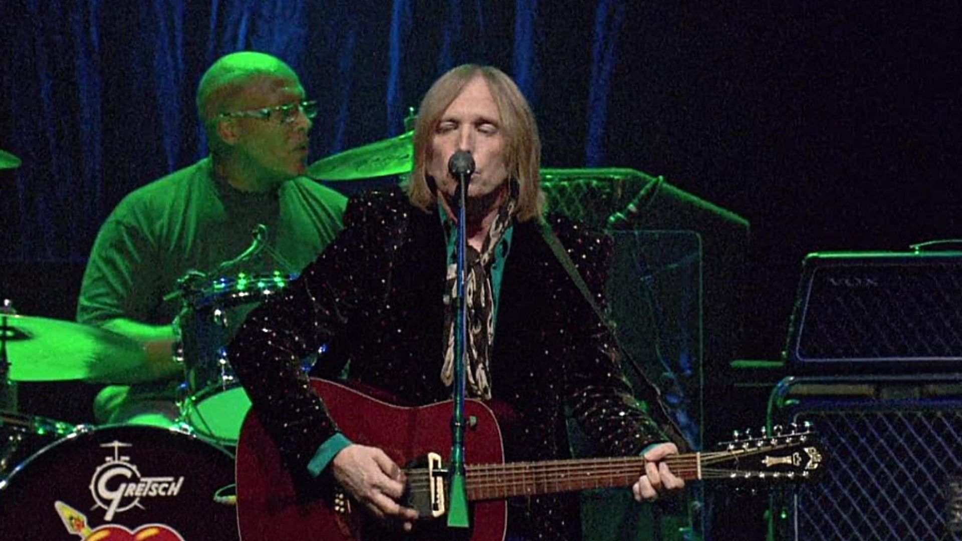 Tom Petty performing a song (Image via imdb.com)