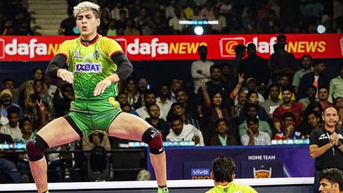 Mohammadreza Shadlou Chiyaneh recorded 16 tackle points against Dabang Delhi KC in PKL 9 (Image via PKL)