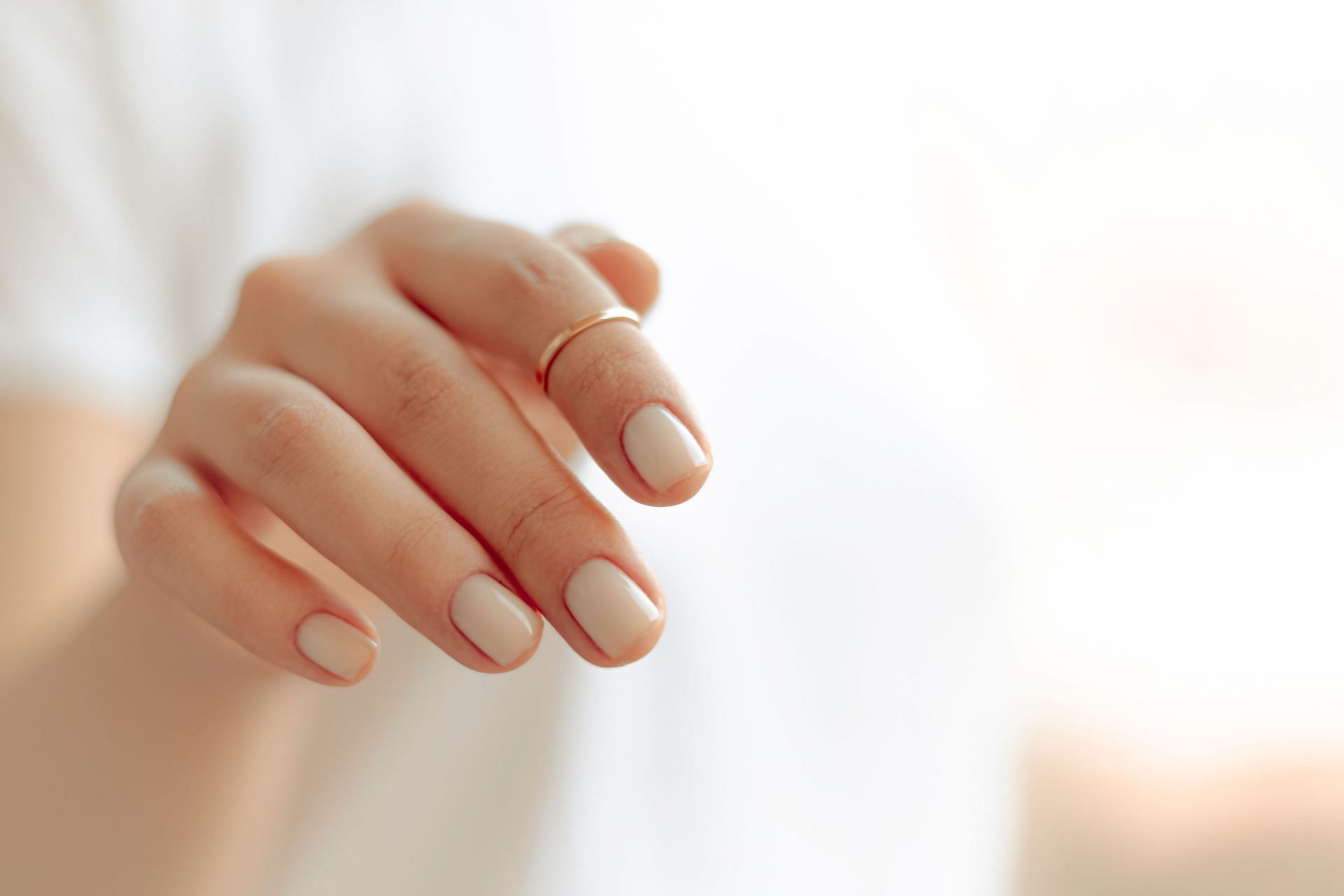 Nails turning orange (image via Unsplash/Ellie Eshaghi)