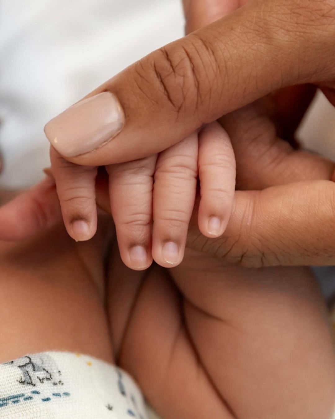 Taylor holding her newborn son&#039;s hand (Maria Taylor/IG)