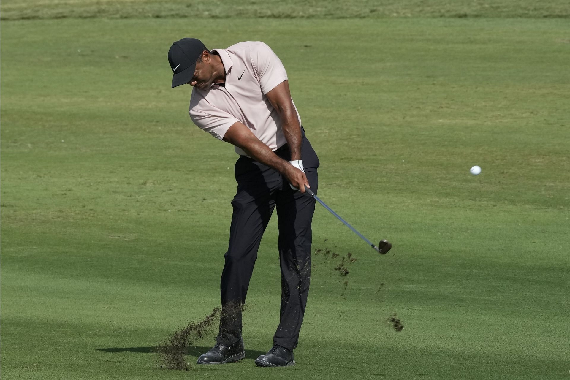 “Yeah roll the ball back” – Fans react to Tiger Woods’ impressive golf ...