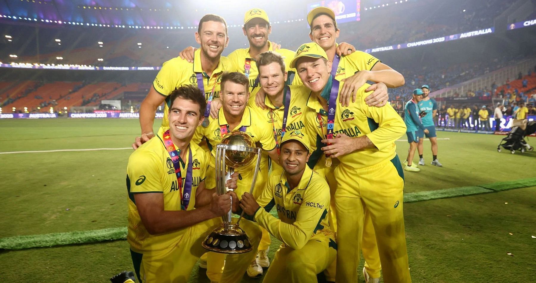 वर्ल्ड कप 2023 ट्रॉफी के साथ ऑस्ट्रेलियाई टीम 