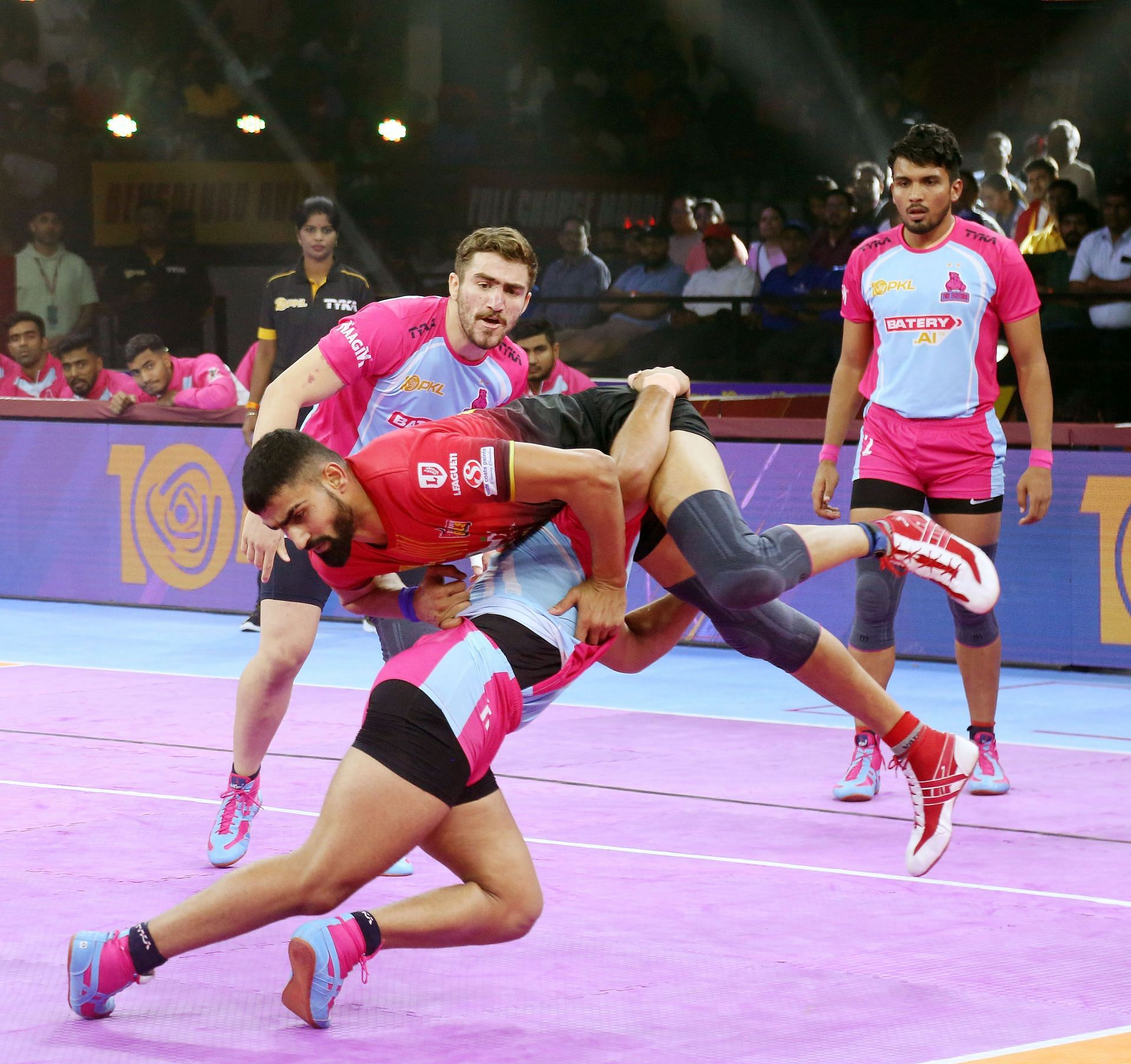 Sunil Kumar with a double thigh-hold of Bharat (Credits:PKL)