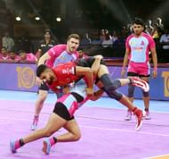 Sunil Kumar with a double thigh-hold of Bharat (Credits:PKL)