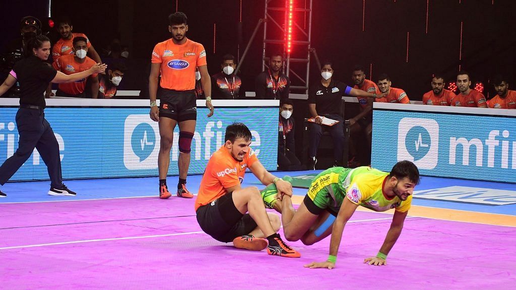 Rinku&#039;s herculean effort to pin down Sachin Tanwar with a spectacular solo tackle (credits: PKL)
