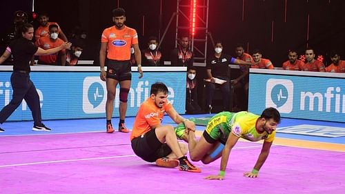 Rinku's herculean effort to pin down Sachin Tanwar with a spectacular solo tackle (credits: PKL)