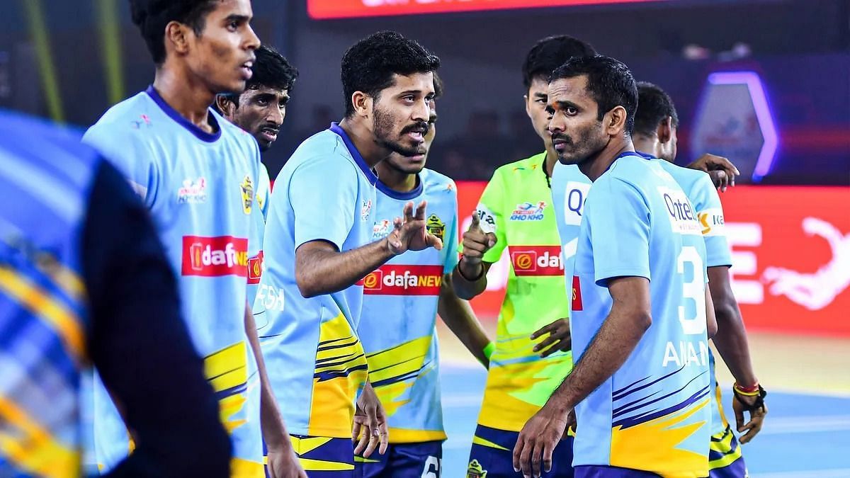 Chennai Quick Guns players have a chat during their eliminator clash against Telugu Yoddhas in Ultimate Kho Kho Season 1 (Image Credits: Ultimate Kho Kho League)