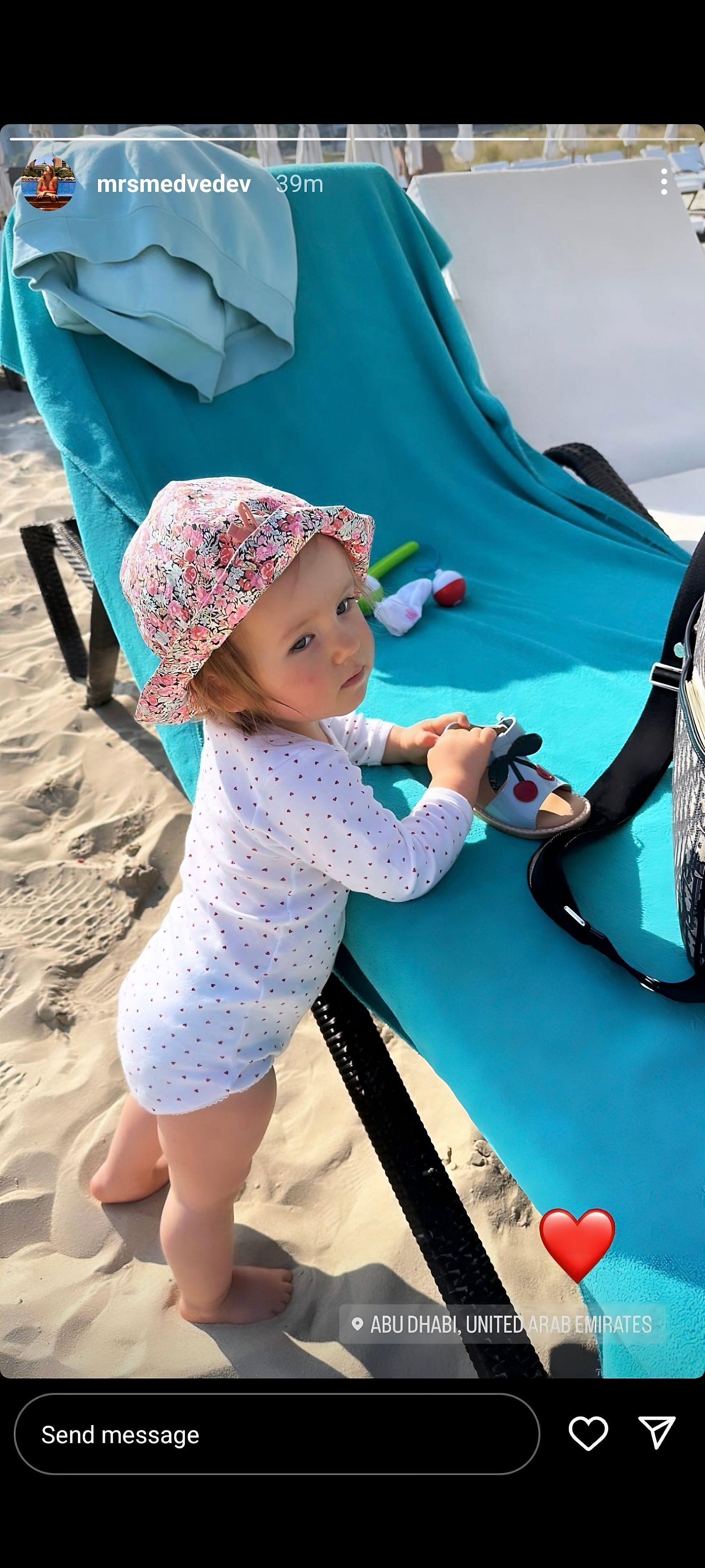 Daniil Medvedev's wife Daria enjoys beach day with daughter Alisa in ...