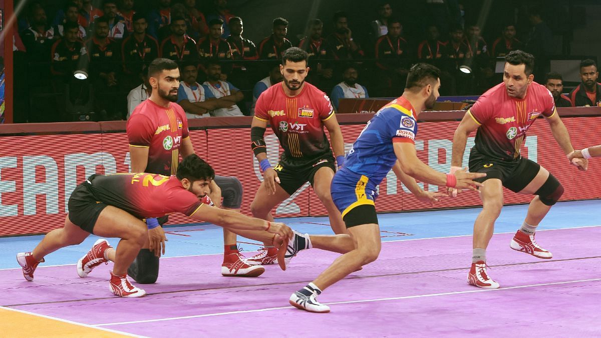 Bengaluru Bulls in action against UP Yoddhas (Image Courtesy: PKL)