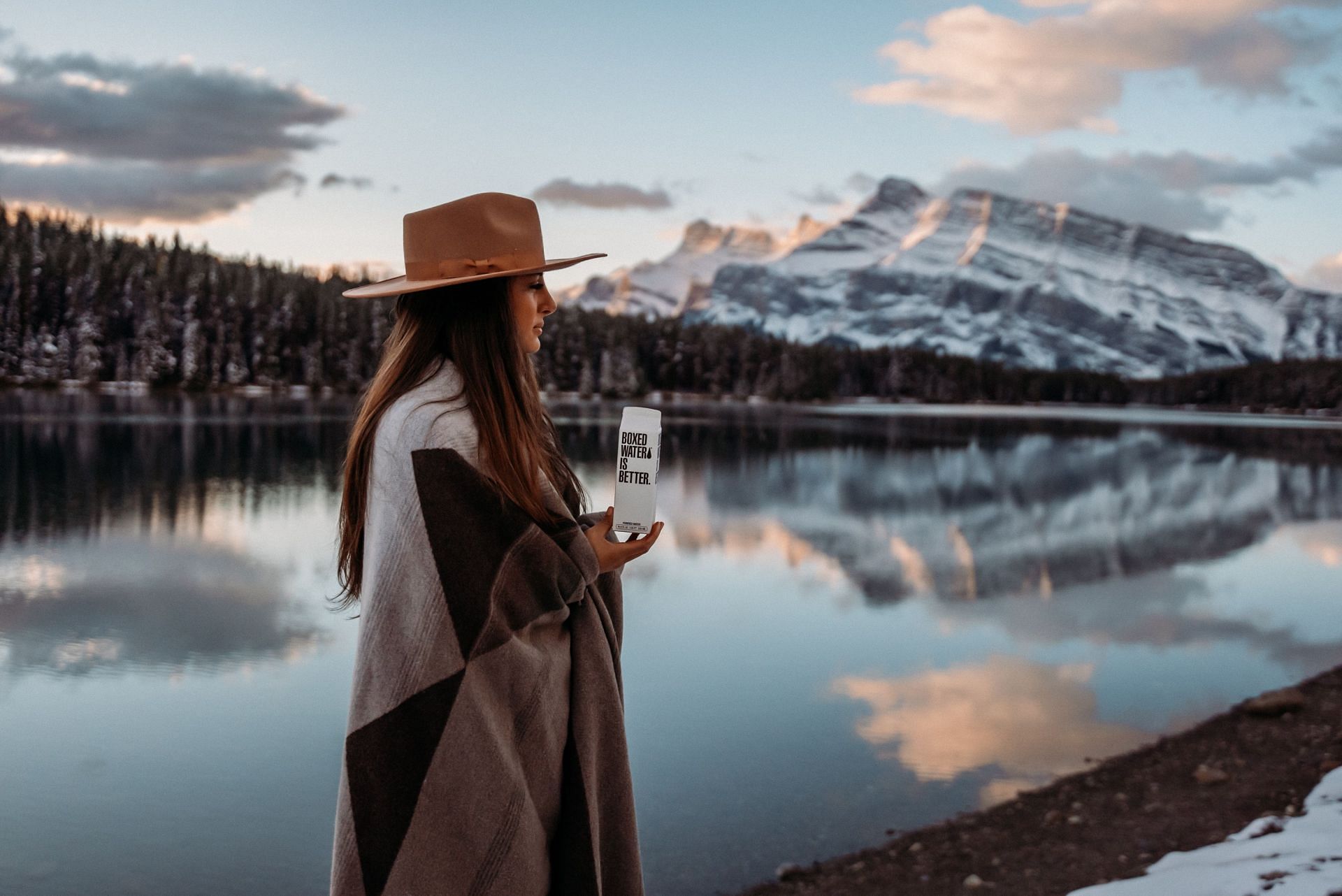 Walking in winter (Image via Unsplash/Boxed water)