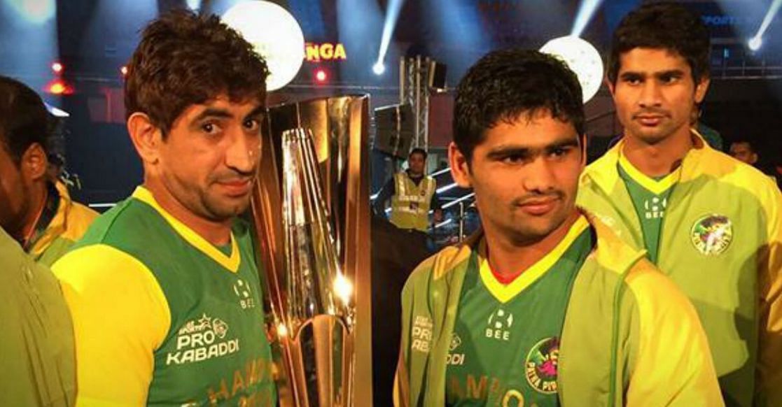 Pardeep Narwal celebrating with PKL 3 Trophy (Image Credits: X/Pro Kabaddi League)