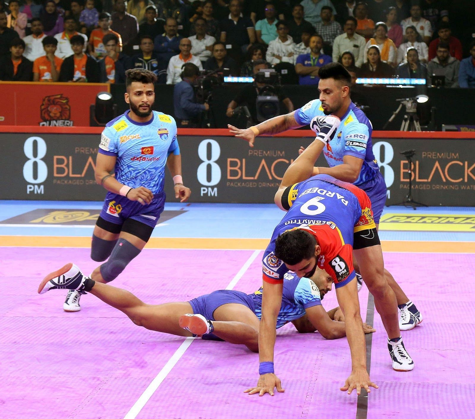 Shubham Shinde (left) in unsuccessful Super tackle (Credits: PKL)