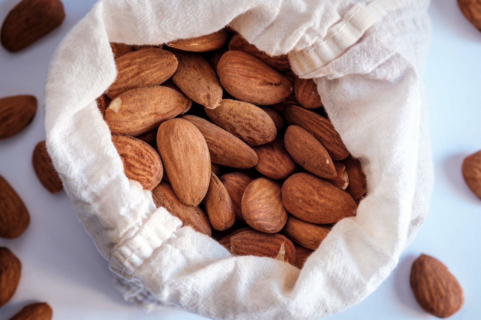 Soaked vs Unsoaked Almonds (Image via Unsplash/Nacho)