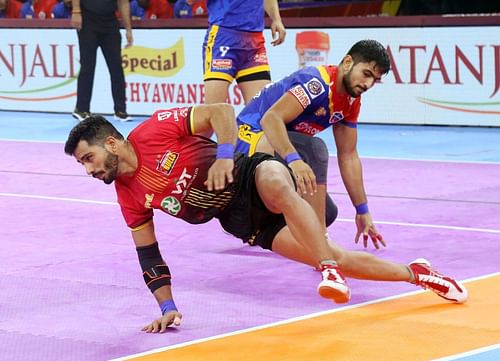 Gurdeep (behind) after a failed tackle against Vikash Kandola (Credits: PKL)