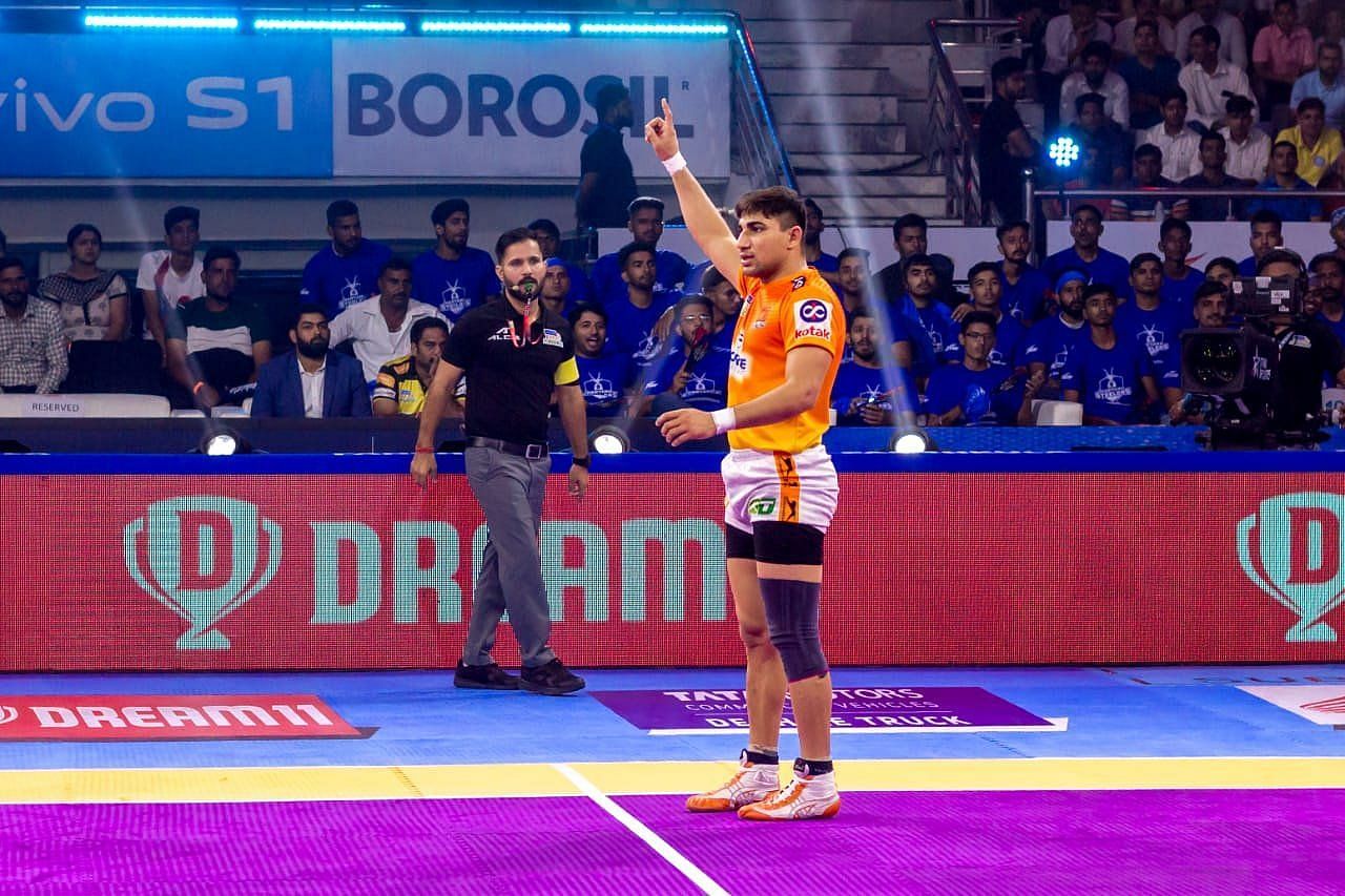 Nitin Tomar in action in an earlier edition of PKL. (Picture Credits: Nitin Tomar Twitter)