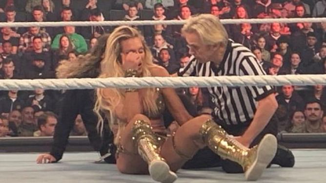WWE SmackDown में दिग्गज हुआ चोटिल और फैंस को लगा झटका, लंबे समय के लिए एक्शन से हुए बाहर?