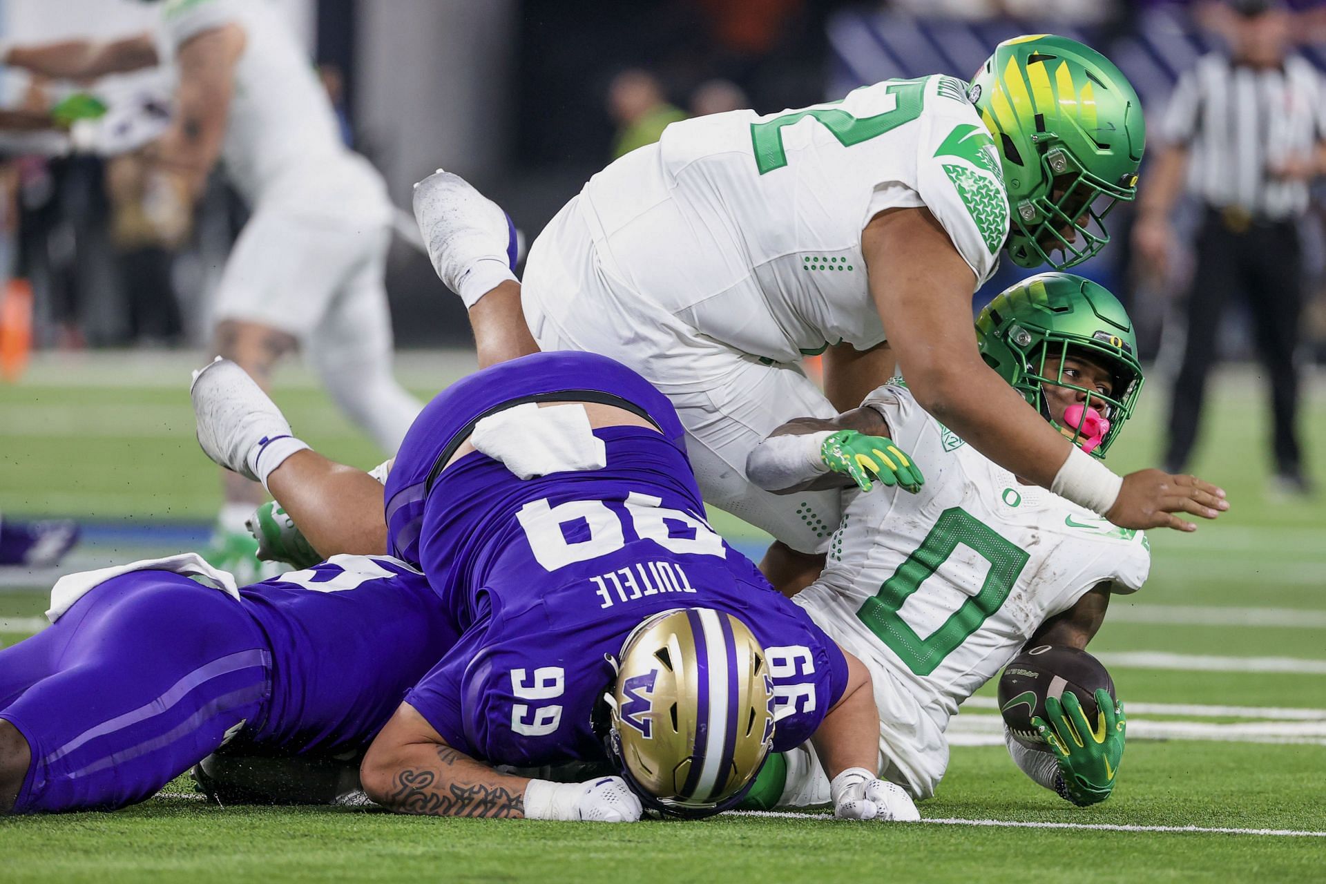 Pac 12 Is Over Mascots Reunite For One Last Time Breaking Moves At Las Vegas For Oregon Vs