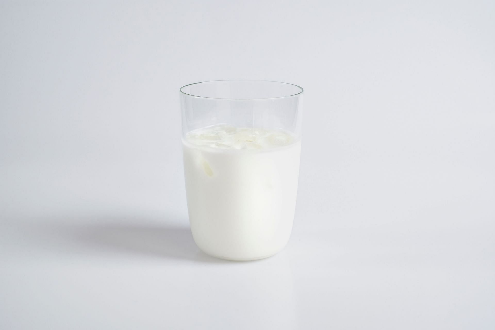 Milk cause osteoporosis (Image via Unsplash/An Vision)