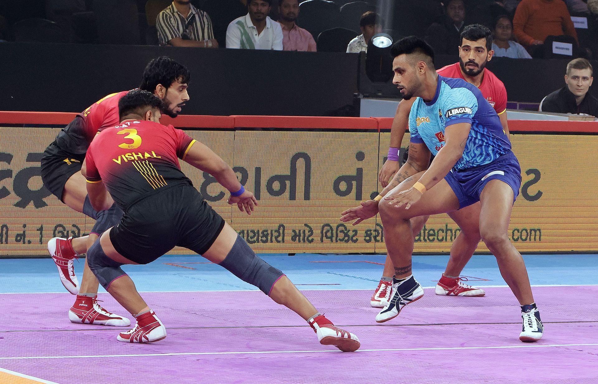 Maninder Singh in action against Bengaluru Bulls (Credits: PKL)