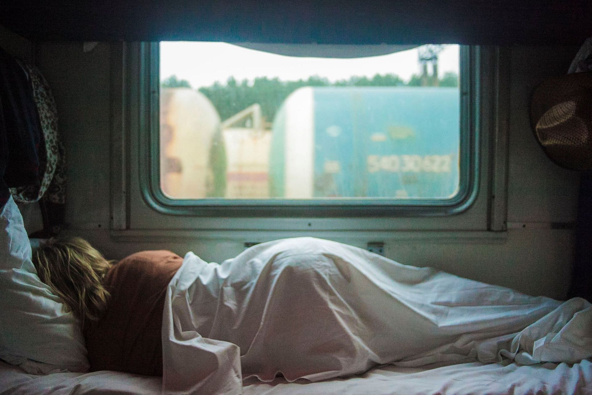 Ways to get deep sleep? (Photo by Михаил Калегин on Unsplash)