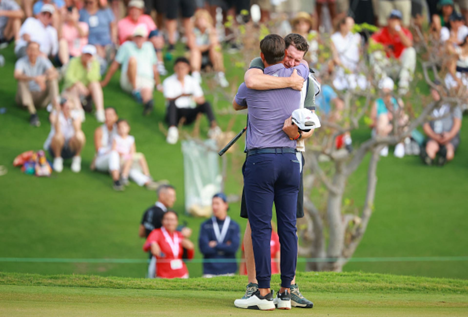 The embrace of Erik van Rooyen and his caddie Alex Gaugert, one of the most emotional moments of the 2023 season (Image via Getty).