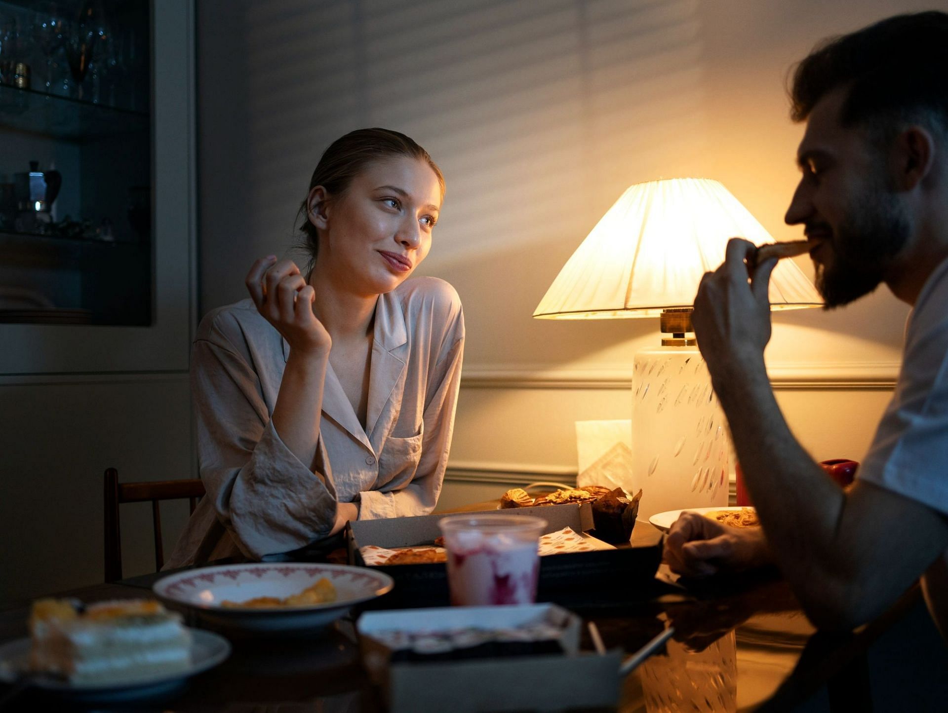 A new study about late dinner (Image by Freepik)