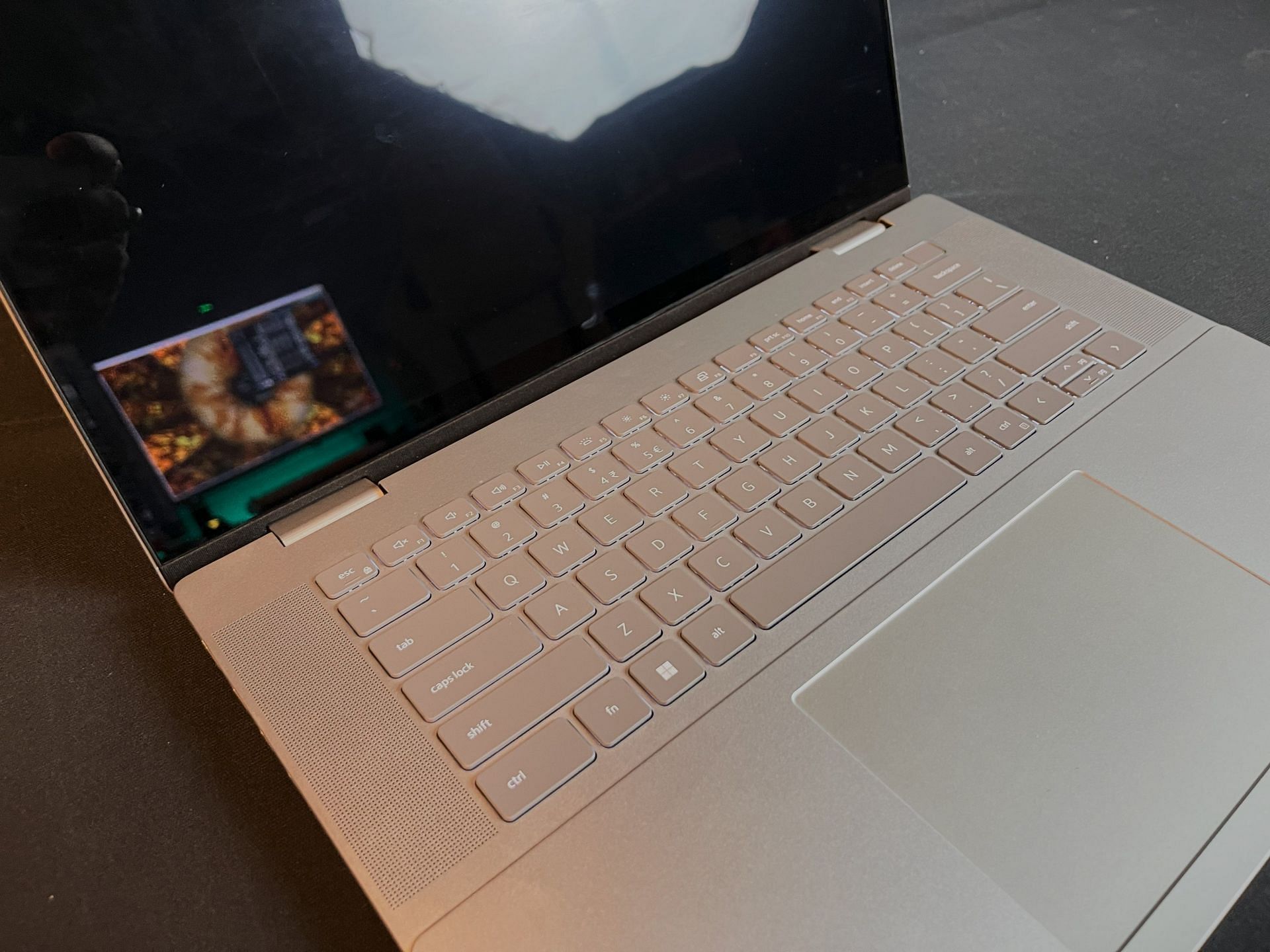 Keyboard and trackpad on the Dell Inspiron 7630 (Image via Sportskeeda)