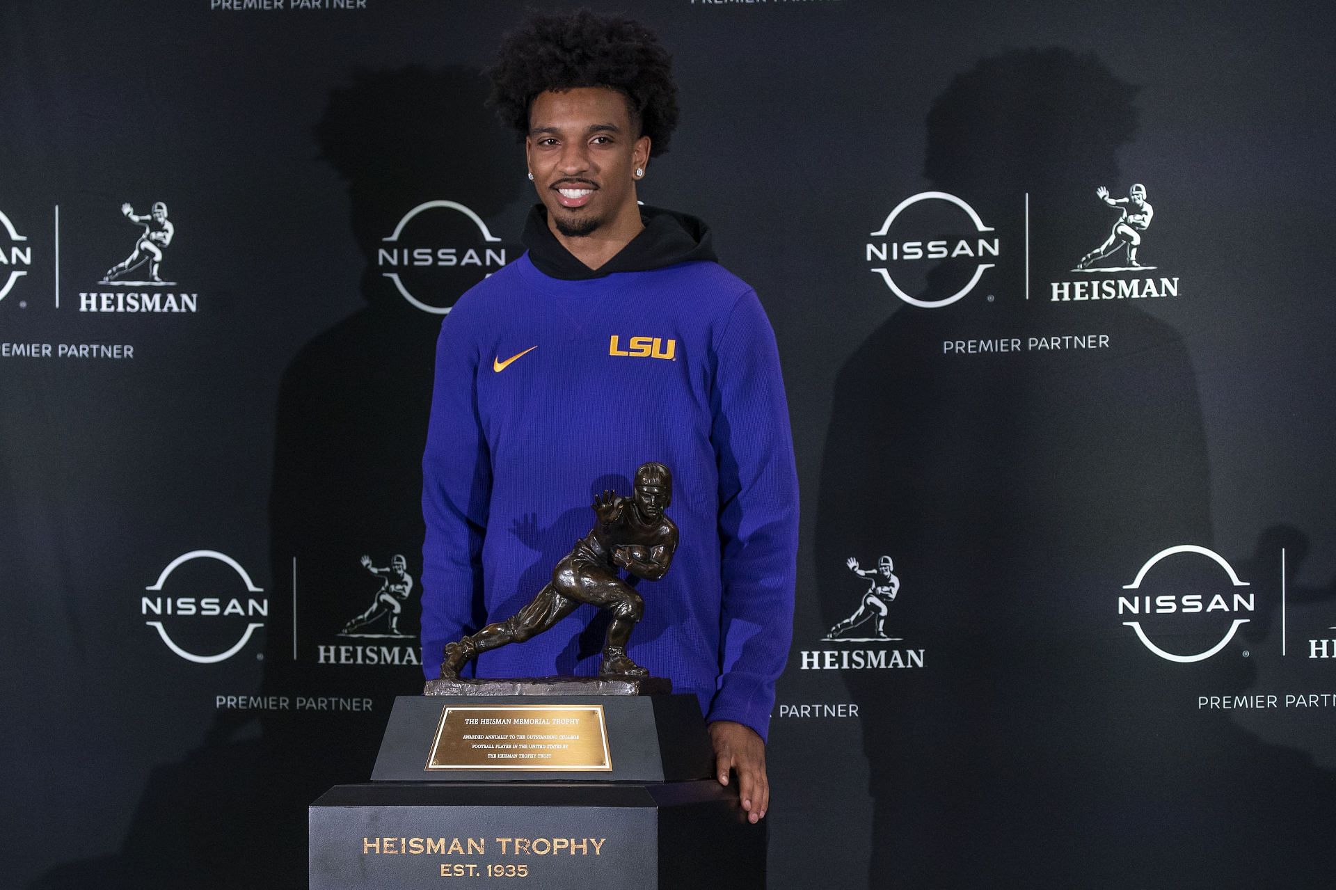 Heisman Trophy Football: Heisman Trophy finalist LSU quarterback Jayden Daniels poses for a photo with the Heisman Trophy, Friday, Dec. 8, 2023, in New York. The Heisman Trophy, award to college football&#039;s top player, will be announced Saturday, Dec. 9. (AP Photo/Eduardo Munoz Alvarez)