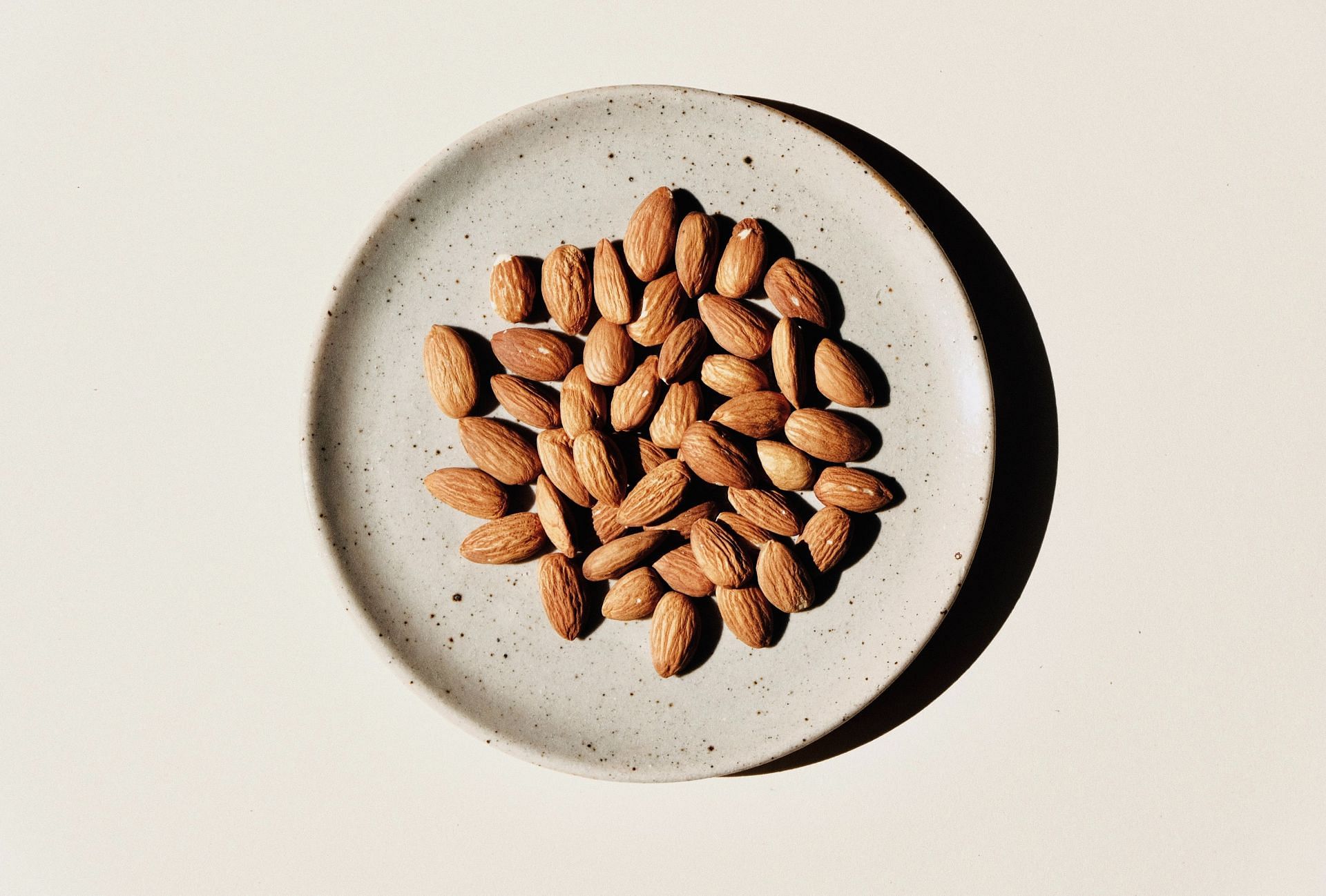 Soaked vs Unsoaked Almonds (Image via Unsplash/Jocelyn)