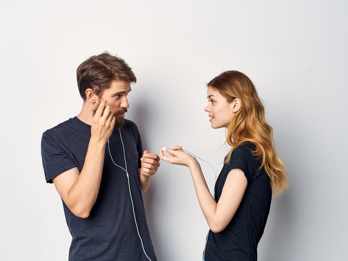 Communication is key in a long-distance relationship (Image via Pexels)