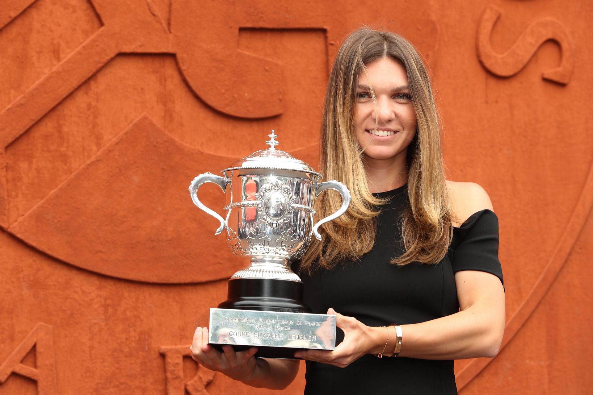 Simona Halep with the 2018 French Open winner&#039;s trophy