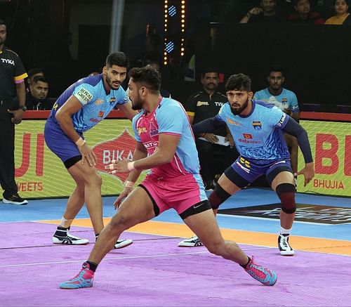 Sunil Kumar in action against Gujarat Giants (credits: PKL)