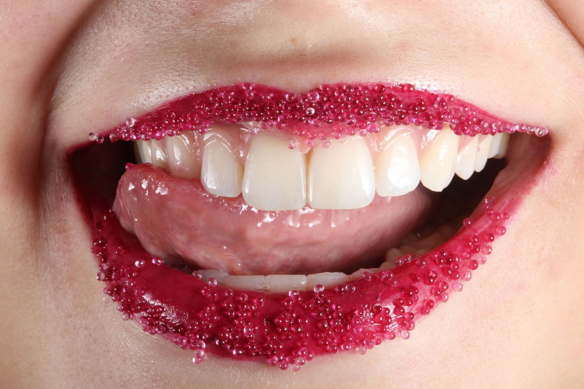 Bright white teeth (Image via Unsplash/Rafael)