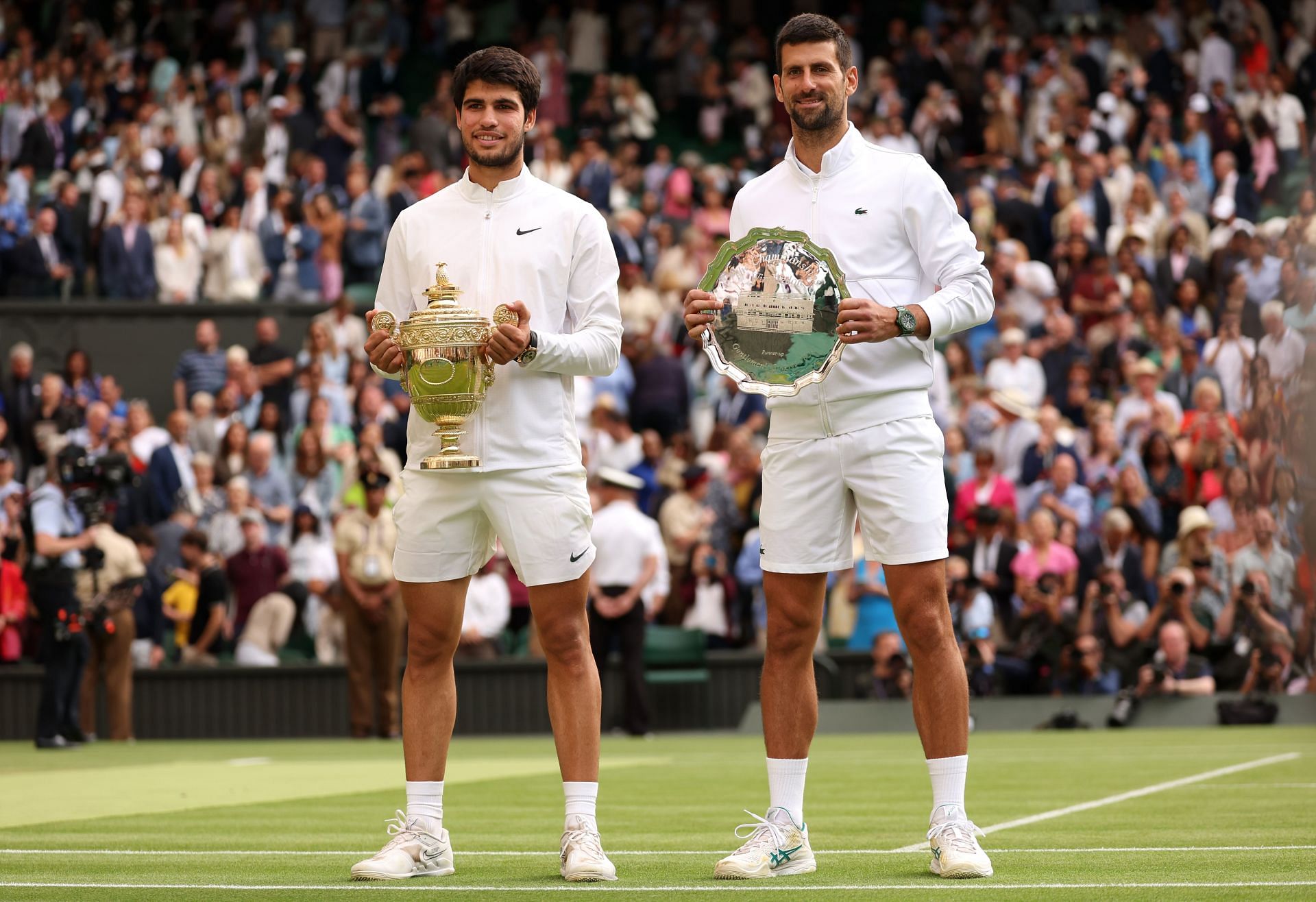 Carlos Alcaraz (L) stunned Novak Djokovic in the 2023 Wimbledon final