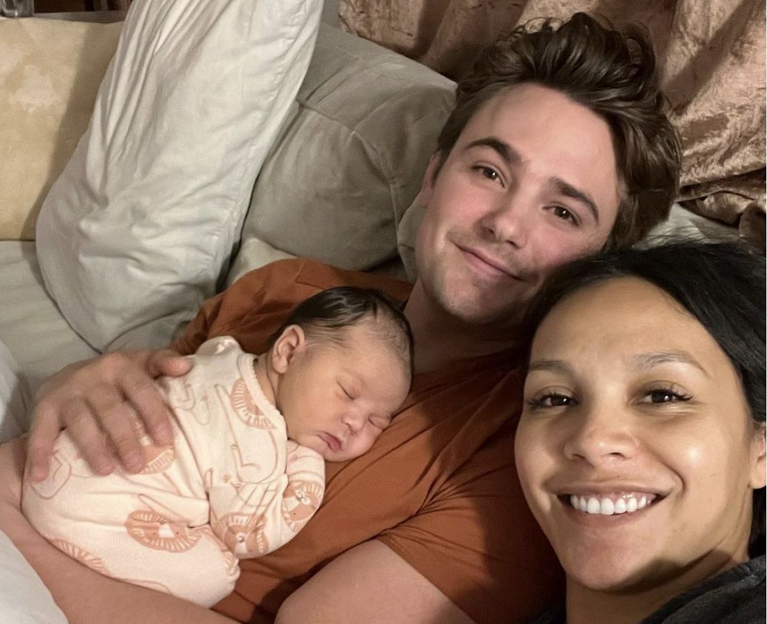 Carson and Julana posing with their newborn baby (Image via Instagram/@carsonboatman)