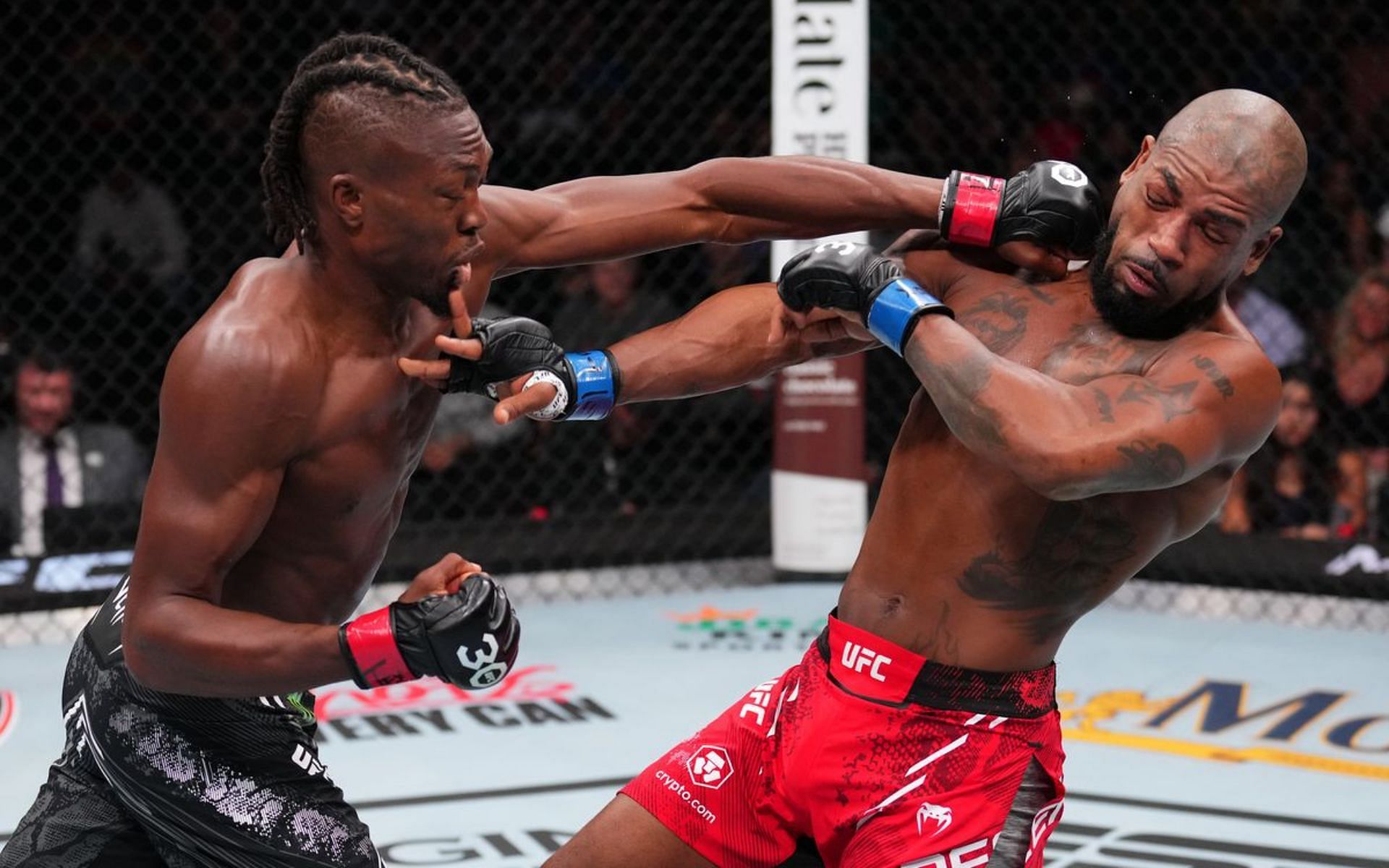 Jalin Turner vs Bobby Green. [via Getty Images]