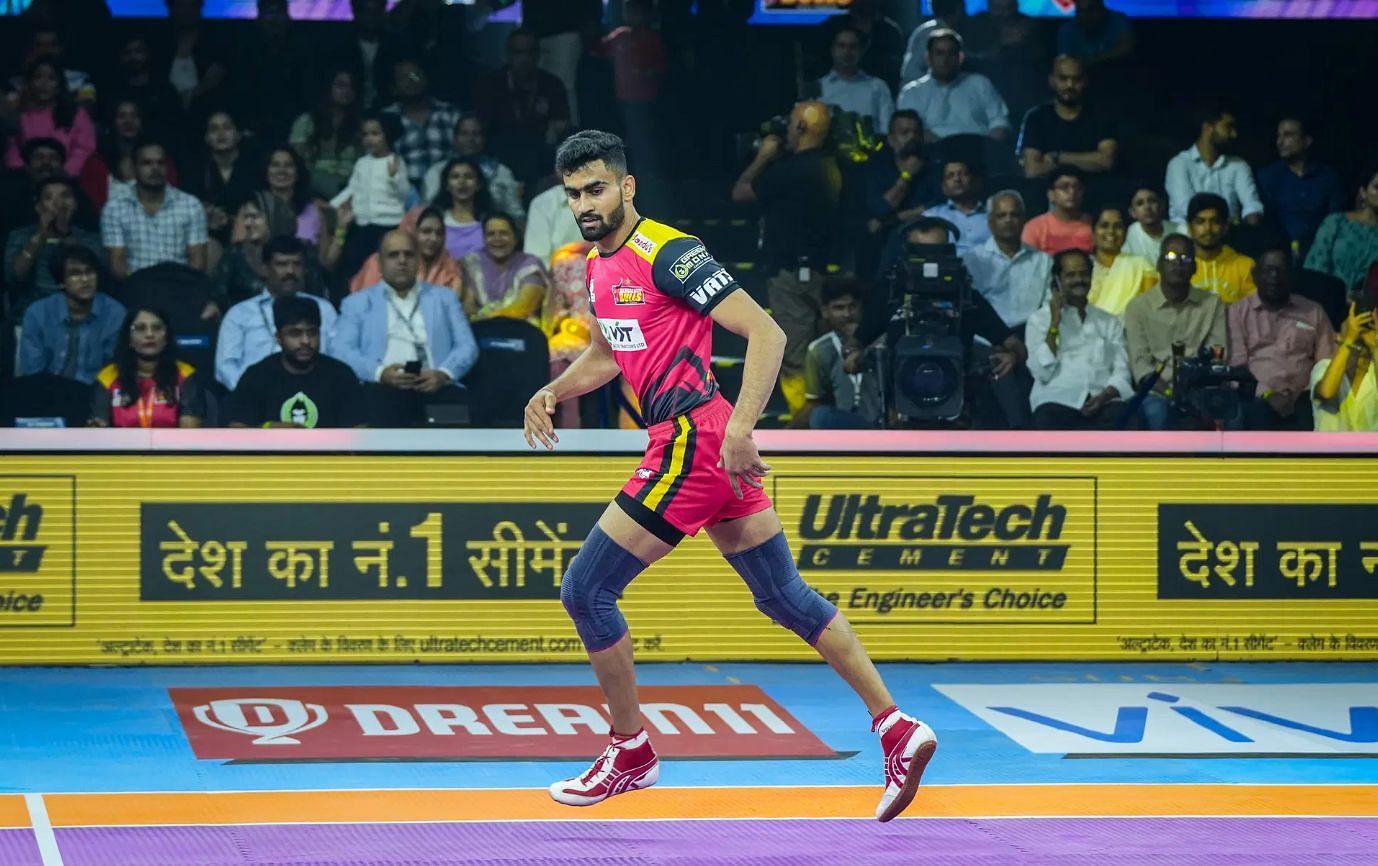 Bharat of Bengaluru Bulls (Credits: Bengaluru Bulls) Maninder Singh of Bengal Warriors (credits: PKL)