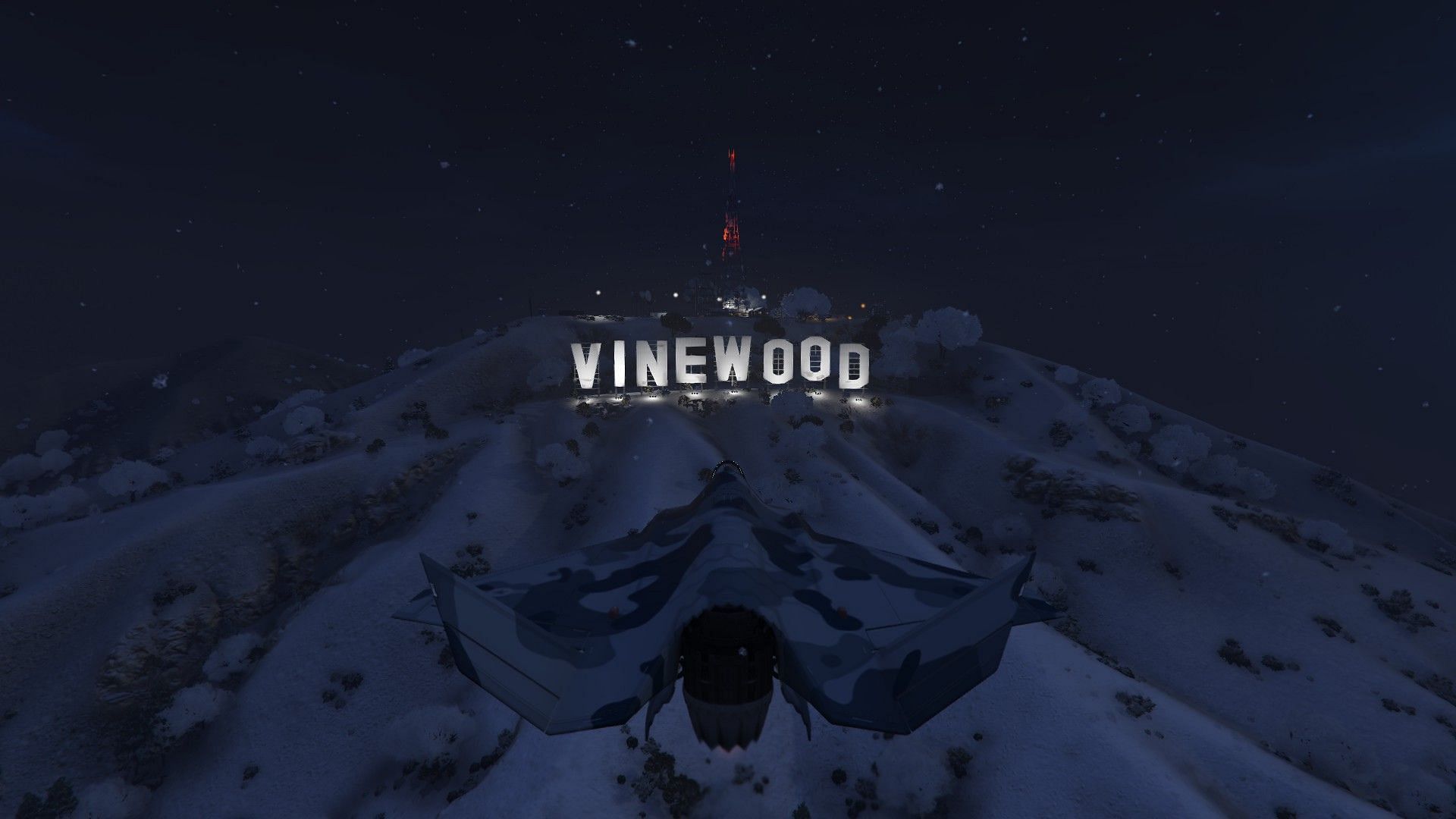 The Vinewood Sign at night after the snow update (Image via Rockstar Games)