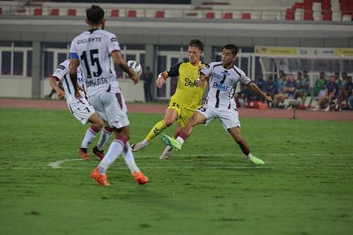 Hyderabad FC's Joe Knowles in action against Mohun Bagan this season. (HYD)