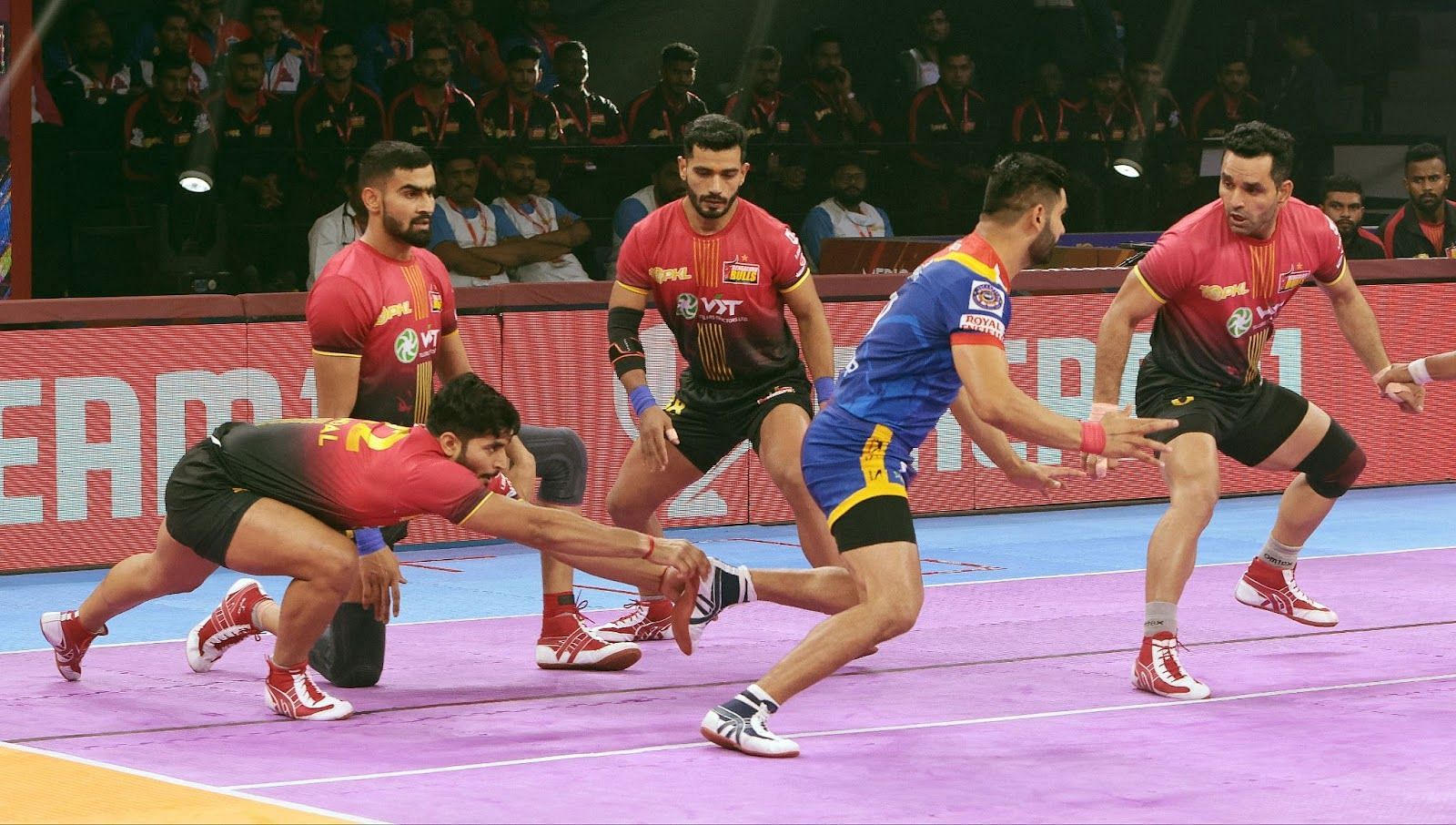 Saurabh Nandal (left) with an ankle hold against Pardeep Narwal (Credits: PKL)