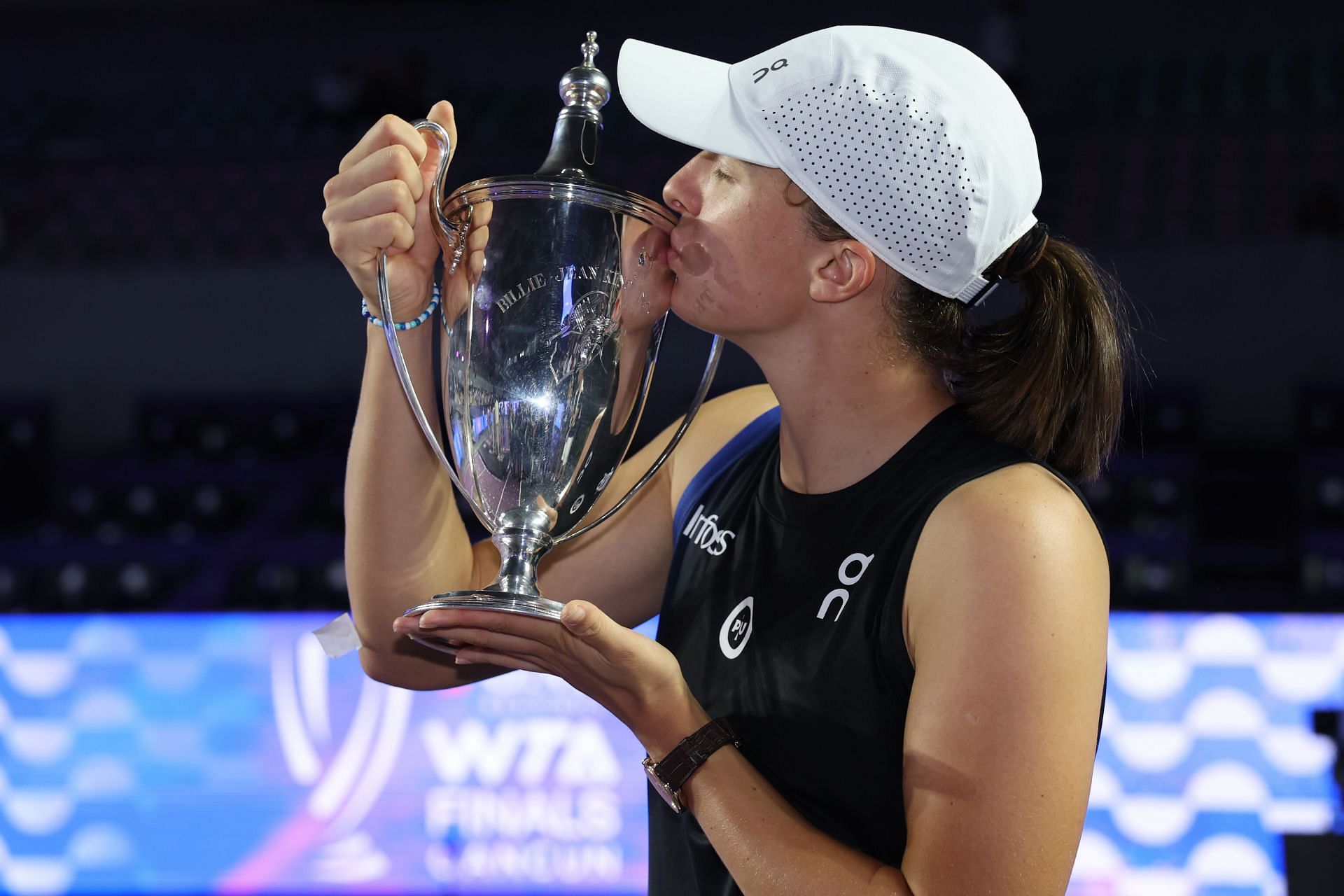 Iga Swiatek pictured with the 2023 WTA Finals trophy