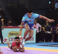 Maninder Singh escapes against Bengaluru Bulls in PKL 2023 (Image via PKL)